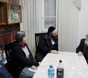 Spotkanie z wnukiem Natana Dawida Holl&auml;ndera, Natanem Dawidem Holl&auml;nderem i Avrahamem Taylorem, prawnukiem Pesacha Dawida Rebhuna z Mszany Dolnej, w Jerozolimie 31.12.2023. 