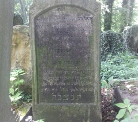 Gr&oacute;b mszańskich rabin&oacute;w na cmentarzu żydowskim przy ul.Miodowej w Krakowie 